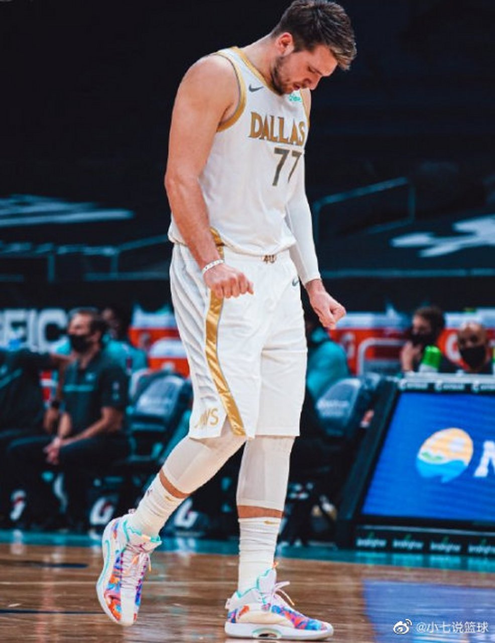 中欧体育入口-那不勒斯发布备战花絮，赛后官宣签约，NBA季后赛任务艰巨，赛程密集仍需轮换的简单介绍